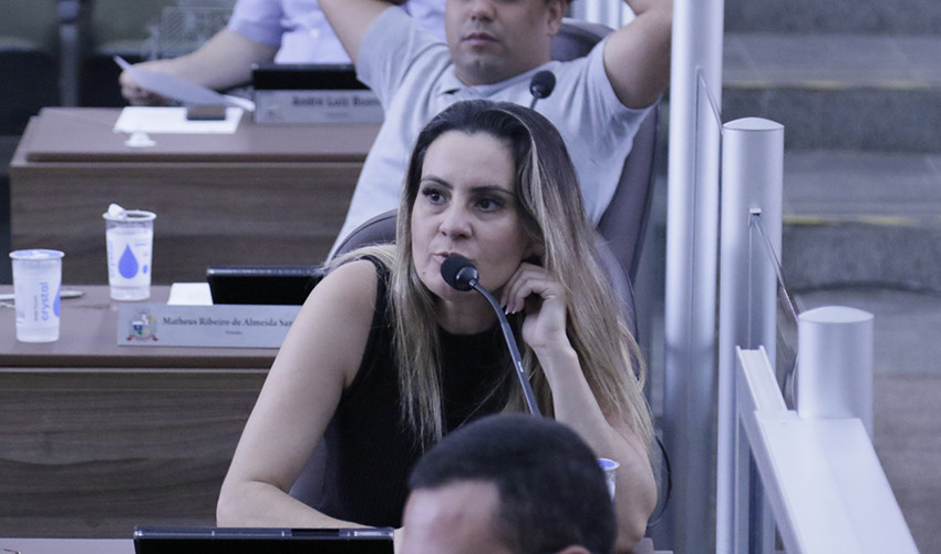 Cristiane Cardena reivindica iluminação pública na Rua João Batista de Abreu, altura do nº 253 em Vila Piedade