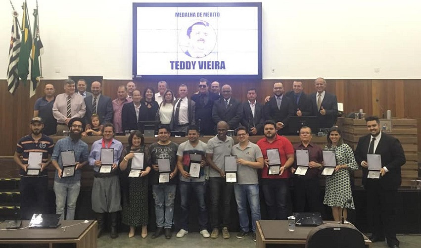 Plenário lotado na entrega da Medalha de Mérito Teddy Vieira a 16 homenageados