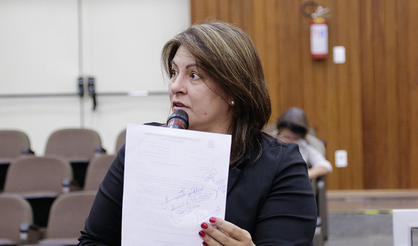 Denise Franci indaga sobre sobre a concessão do prédio da Biblioteca Municipal pelo Grêmio Estudantil à Prefeitura