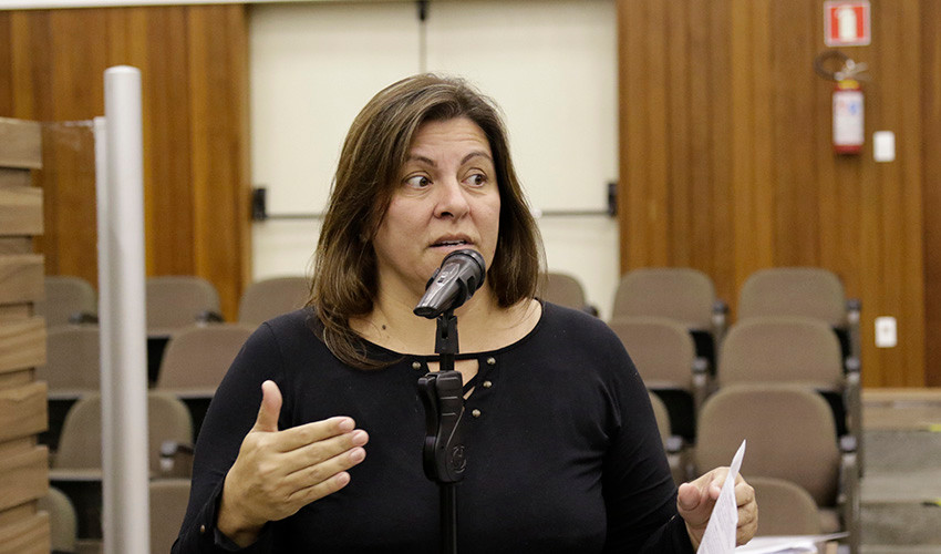 Denise pede urgência na troca de lâmpadas no Central Parque 4 L