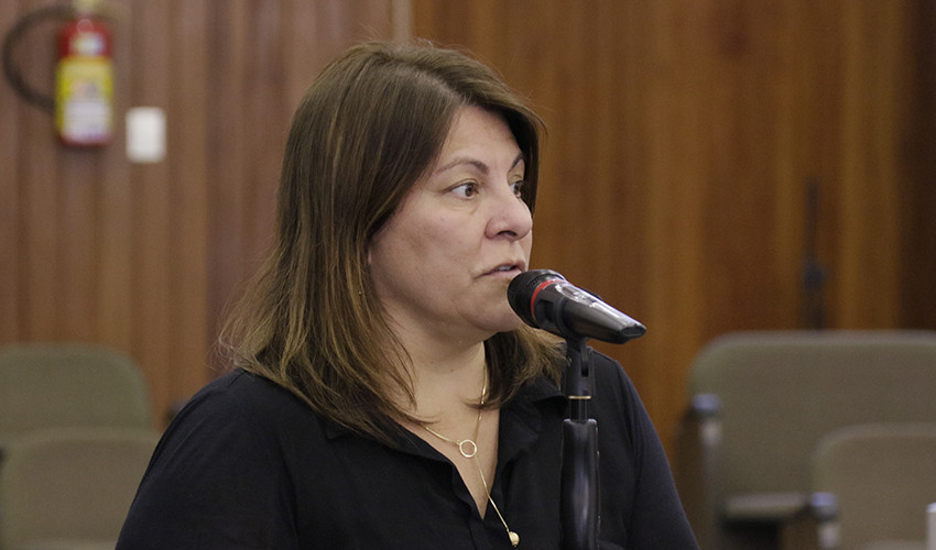 Denise quer informações sobre problemas com faltas abonadas na Rede Municipal de Ensino