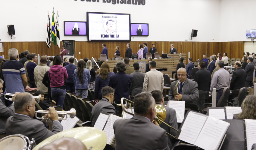 Dezesseis homenageados receberam a Medalha Teddy Vieira da Câmara Municipal de Itapetininga