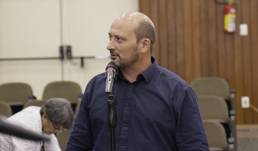 Marcos Silvério reivindica reparos no asfalto da Rua João Arruda