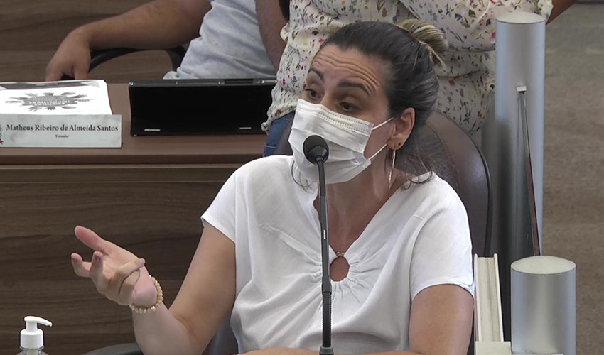 Cristiane Cardena solicita providências para o problema de desnível dos bueiros no município