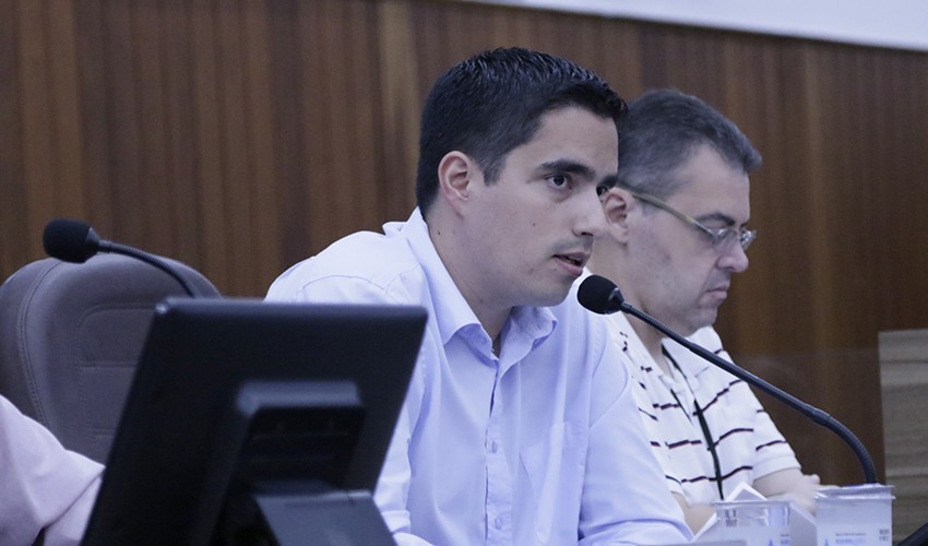 Leonardo Corrêa solicita informações sobre a inauguração do laboratório de informática da Escola Rosa Badin.