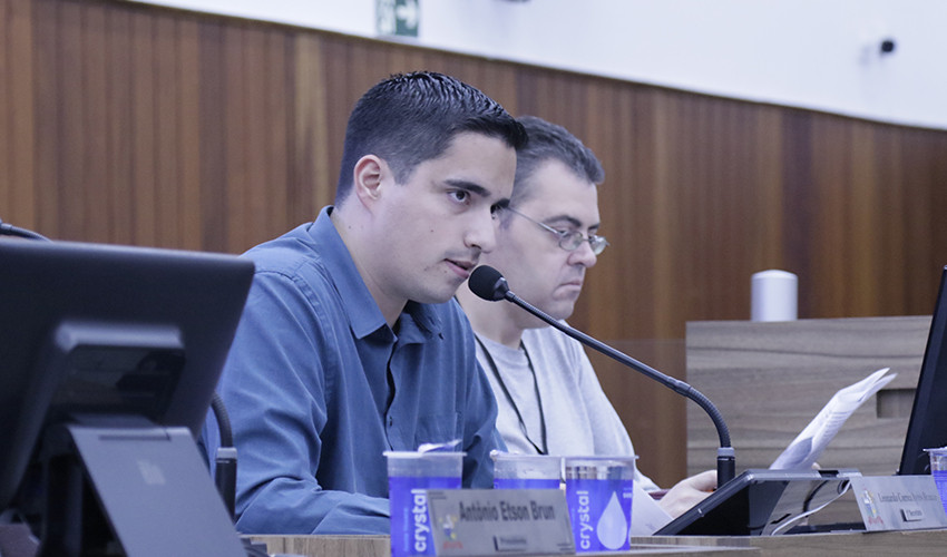 Leonardo Correa quer limpeza e melhorias na iluminação da Praça Sebastião Garcia em Vila Rio Branco