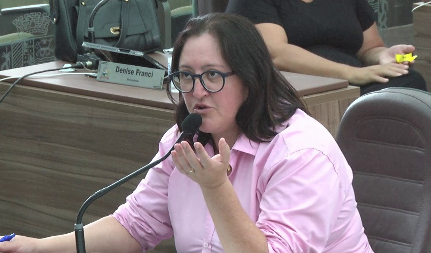 Catarina Nanini reivindica informações sobre a reativação do terminal de ônibus no Mercado Municipal