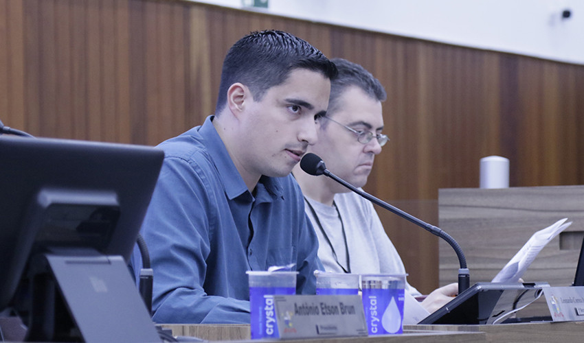 Leonardo Corrêa reivindica troca ou reparos nos 3 postes de iluminação na Avenida Francisco Weiss Júnior, próximo à área institucional do Bairro Gramado